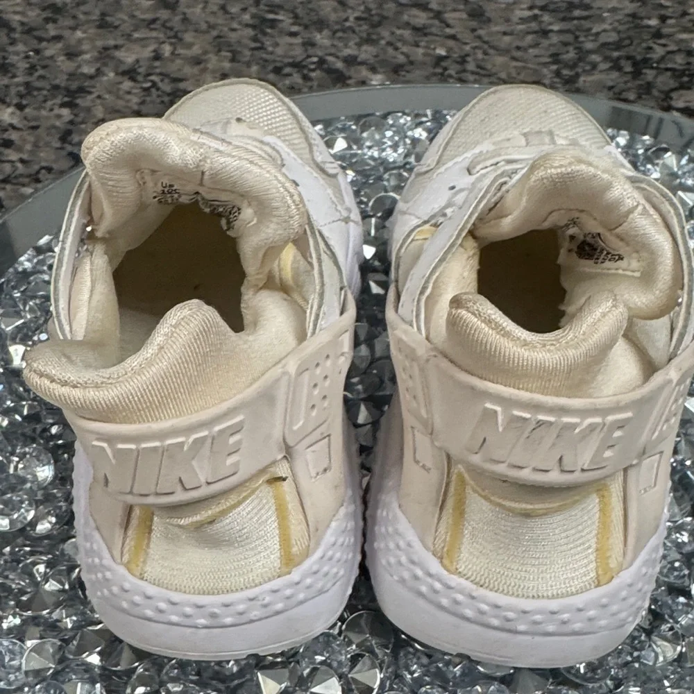 Nike huaraches Kids White and Tan Sneakers 10C